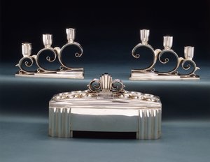 قطعة مركزية في معرض Tiffany & Co. وشمعدان من ثلاثة مصابيح ، تم صنعهما للمعرض العالمي لعام 1939 ، حوالي 1939 (فضية) بواسطة تيفاني وشركاه