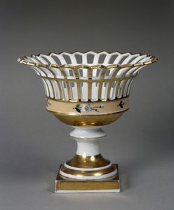 سلة فواكه ، ج. 1826-1838 (بورسلين صلب اللصق مع مينا وتذهيب) بواسطة مصنع تاكر الصين