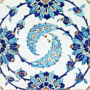 بلاطة خزفية إزنيقية ، بزخرفة نباتية لولبية ، أوائل القرن السابع عشر (خزفي) بواسطة المدرسة التركية