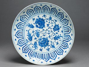صحن ، إزنيق ، تركيا ، c.1575 (عجينة حجرية مع طلاء أزرق مزجج) بواسطة المدرسة التركية