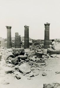 أعمدة وأطلال معبد في السور العظيم، مسورة الصفراء، السودان، تصوير أوغو مونيريت دي فيلارد