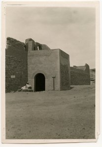 البوابة الشرقية والبرج الشرقي لدير القديس سمعان، أسوان، مصر، تصوير أوغو مونيريه دي فيلارد