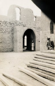 الجزء الداخلي للبوابة الشرقية والبرج الشرقي، دير القديس سمعان، أسوان، مصر، تصوير أوغو مونيريه دي فيلارد