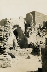 الجزء الداخلي للحفظ الكبير (القصر) في دير القديس سمعان، أسوان، مصر، صورة لأوغو مونيريه دي فيلارد بواسطة أوغو مونيريت دي فيلارد