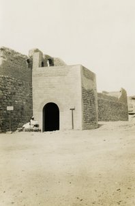 دير القديس سمعان، منظر للبوابة والبرج الشرقي، أسوان، مصر، صورة لأوغو مونيريه دي فيلارد