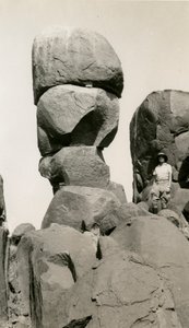 صخور في قوز رقيب بالسودان، صورة فوتوغرافية لأوغو مونيريت دي فيلارد، حوالي عام 1925