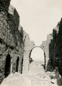 أطلال كنيسة بالقرب من نهر نيلو، منظر من الداخل، أدندان، مصر، صورة لأوغو مونيريه دي فيلارد
