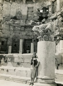 الحورية، مدينة جيراسا اليونانية الرومانية اليونانية (جرش حالياً)، صورة فوتوغرافية لأوغو مونيريه دي فيلارد، حوالي 1930
