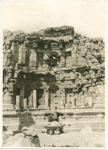 الحورية، مدينة جيراسا اليونانية الرومانية اليونانية (جرش حالياً)، صورة فوتوغرافية لأوغو مونيريه دي فيلارد، حوالي 1930