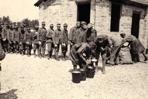 سجناء نمساويون في باغناريا أرسا ، أوديني ، إيطاليا ، 02/04/1916 (صورة b / w)