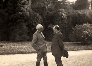 لويس بارثو يتحدث مع الجنرال لويجي كادورنا. التقطت الصورة في مايو 1916 ، خلال الحرب العالمية الأولى. (b / w photo)