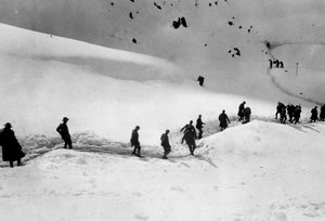 الجنود يسيرون نحو Freikofel خلال الحرب العالمية الأولى (b / w photo)