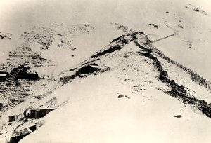 الخنادق والأسوار على منحدرات مونتي نيرو خلال الحرب العالمية الأولى (صورة بالأبيض والأسود)