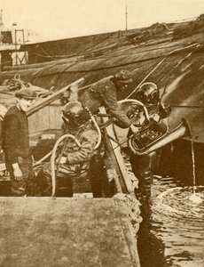 غطاس مع Euphonium والسيوف من القيصر الألماني سقط في Scapa ، c1930. بواسطة غير معروف