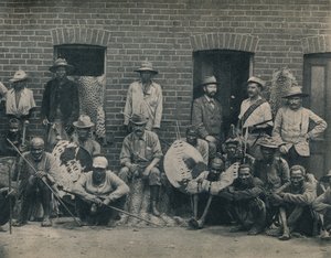 مجموعة Afrikaners و Zulus ، c1900. بواسطة غير معروف