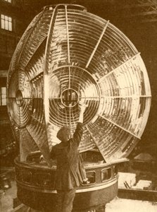 فانوس منارة مع مجموعة عدسات وامضة ، c1930. بواسطة غير معروف