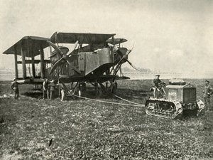 جرار بمحرك صغير يحصل على آلة تفجير ضخمة في سلاح الجو الملكي البريطاني في الموقع ... ، 1919. بواسطة غير معروف