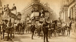 كتلة المرور في عام 1900 - مشهد خارج قصر القصر ، 1933. بواسطة غير معروف