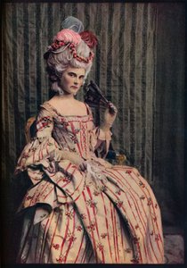 فستان ذو نسبة ساحرة من الديباج الفرنسي الجميل. الفترة 1775-85 ، ج 1913 بواسطة غير معروف