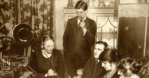أسرة تستمع إلى نتائج الانتخابات العامة لعام 1923 ، 1935. بواسطة غير معروف