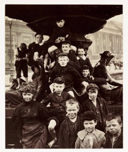 A group of children in front of the Steble fountain, Liverpool, taken by an unknown photographer in about 1905 بواسطة غير معروف