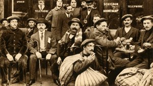 مجموعة من العاملين الميدانيين اللاجئين في مقهى في باريس ، الحرب العالمية الأولى ، 1914-1918 ، 1933. بواسطة غير معروف