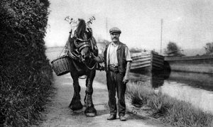 حصان يسحب مركب بارج ، 1926-1927 بواسطة غير معروف