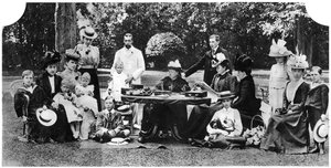 حفلة عائلية ملكية في Osborne House ، Isle of Wight ، c1890-1900 ، 1935 بواسطة غير معروف