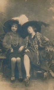 صورة استوديو لسيدين ، c1910 بواسطة غير معروف