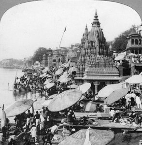 معبد و ghats على نهر الغانج في Benares Varanasi ، الهند ، 1900s بواسطة غير معروف