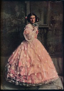 فستان بثلاث طبقات من الحرير الوردي ، مع غطاء من الشاش الأبيض المزهر ، 1850-60 ، c1913 بواسطة غير معروف