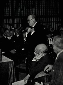 مخاطبة جمهور فرنسي ، 24 سبتمبر 1936 ، 1945. بواسطة غير معروف