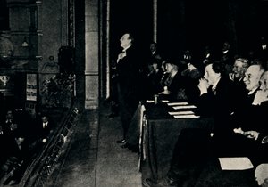 مخاطبة اجتماع عام في فينسبري بارك ، 1924 ، 1945. بواسطة غير معروف
