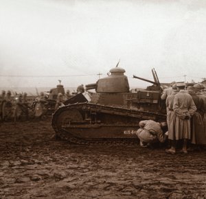 التقدم مع الدبابات ، c1914-c1918 بواسطة غير معروف