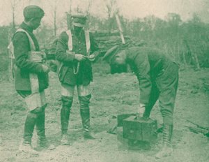 تثبيت المصورين الجويين على تسخير المظلة قبل الصعود ، c1917 1919 بواسطة غير معروف