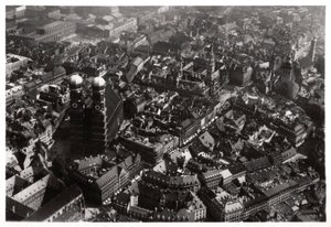 منظر جوي ل Frauenkirche ، ميونيخ ، ألمانيا ، من Zeppelin ، c1931 1933 بواسطة غير معروف