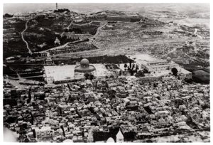 منظر جوي لمسجد عمر ، القدس ، فلسطين ، من زيبلين ، 1931 1933 بواسطة غير معروف