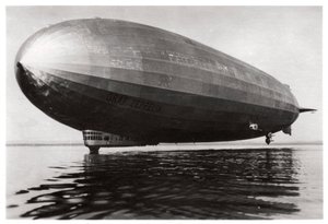 المنطاد LZ127 غراف زيبلين يهبط على بحيرة كونستانس ، ألمانيا ، 1933 بواسطة غير معروف