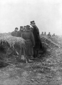 ألبرت الأول ، الملك الثالث للبلجيكيين ، يزور خنادق أفيكابيل ، بلجيكا ، 1915 بواسطة غير معروف