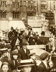 ألكوك وبراون ... بعد أول رحلة عبر المحيط الأطلسي بدون توقف ، لندن ، يونيو 1919 ، 1935. بواسطة غير معروف