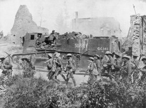 قوات الحلفاء تسير في بلدة محررة ، 27 أكتوبر 1918 بواسطة غير معروف