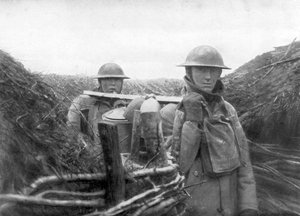 القوات الأمريكية في الجبهة تقدم الحساء لرفاقهم ، 1917-1918 بواسطة غير معروف