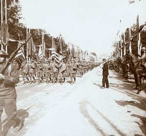 القوات الأمريكية تسير في موكب النصر ، باريس ، فرنسا ، c1918-c1919 بواسطة غير معروف