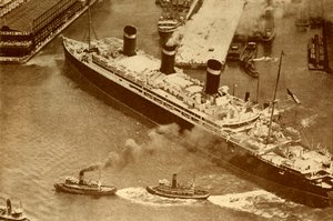 صورة جوية ل Leviathan يجري سحبها بواسطة القاطرات الصغيرة في رصيفها في نيويورك ، c1930 بواسطة غير معروف