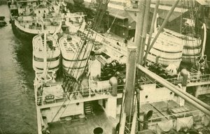 صفيف مثير للإعجاب من القوارب على متن Leviathan. ، c1930. بواسطة غير معروف