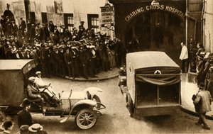 سيارة إسعاف تقود إلى مستشفى Charing Cross مع الضحايا ... ، لندن ، 1914 ، 1933. بواسطة غير معروف