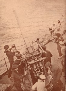مدفع مضاد للطائرات في العمل على سفينة حربية بريطانية ، c1917 1919 بواسطة غير معروف