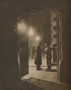 حادثة في ذا يارد في الساعات الصغيرة ، c1935. بواسطة غير معروف