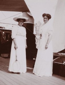 غادرت آنا الكسندروفنا فيروبوفا مع الإمبراطورة الروسية الكسندرا فيودوروفنا ، 1912-1913 بواسطة غير معروف