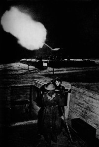 نساء مناهضات للطائرات في ATS يشغلن تلسكوب تحديد الهوية ، 1943 بواسطة غير معروف